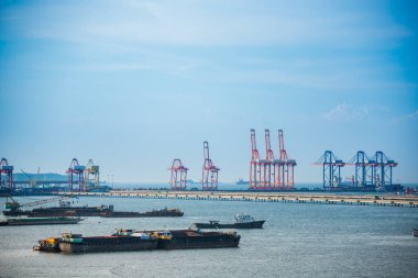 Lojistik nakliye iskelesi mühendislik vinç deposu lojistik ihracat terminali kontrolünde. Depo yük konteynır deposu rıhtım limanı yükleniyor. Lojistik deniz manzaralı nakliye portalı