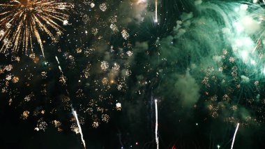 Yeşil Havai fişekler yeni yıl yıldönümünü kutluyor. 4 Temmuz bayram festivali. Gece vakti yeşil havai fişekler ulusal bayramı kutluyor. Yeni yıla geri sayım 2025 festival parti zamanı etkinliği