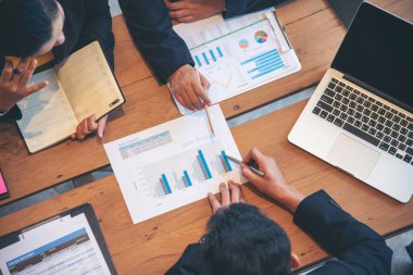 Çeşitli şirket işbirliği toplantıları beyin fırtınası yapan iş yerleri. Asya Şirketi Toplantısı takım çalışmasıyla beyin fırtınası yapıyor. Çeşitlilik İş Adamları Şirket işyerinde Birlikte Çalışıyor.