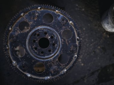 Mekanik aletler, araba tamirhanesi ve fotokopi alanı. Bulanık arkaplan mekanik servisi. Ağır vida paslı anahtarlar kirli tornavida nesneleri. Endüstriyel donanım