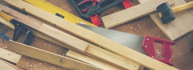 Banner DIY zanaatkar ahşap yığını marangoz marangoz el işçiliği masasına itiraz ediyor. Banner Architect marangozluk aletleri ev geliştirme ekipmanları. Kopya alanı olan ahşap marangoz inşaat atölyesi