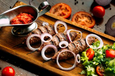 Domuz kebabı, bq eti tabakta, kapat.