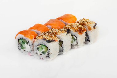 Tütsülenmiş somonlu suşi börekleri beyaz üzerine izole edilmiş.