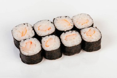 Karidesli suşi. Beyaz arkaplanda izole. 