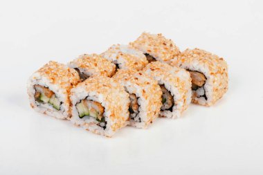 Suşi beyaz arka planda izole edilmiş. Salatalık, karides ve susam tohumlu suşi.