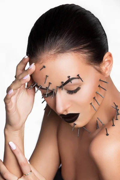Modello femminile ritratto studio girato su unghie bianche sul viso — Foto Stock