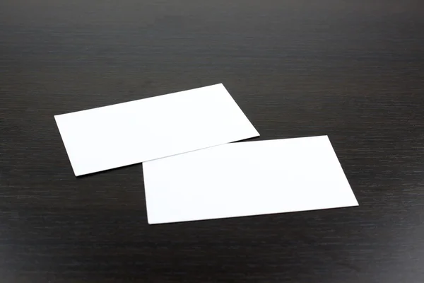 Чистая визитка на рабочем столе — стоковое фото