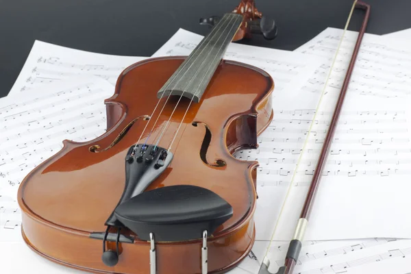 Geige und Bogen auf Noten — Stockfoto