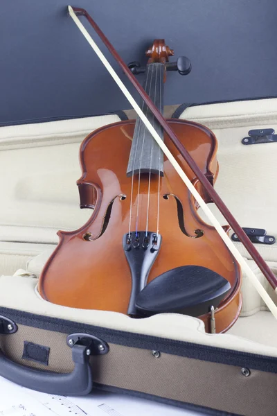 小提琴和弓在她的手提箱 — 图库照片