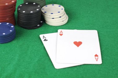 Aslar ve poker fişleri