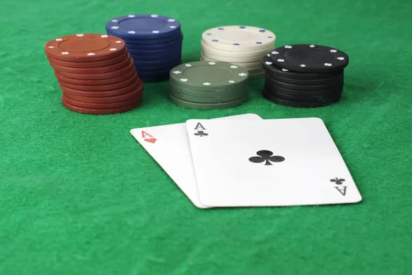 Aslar ve poker fişleri