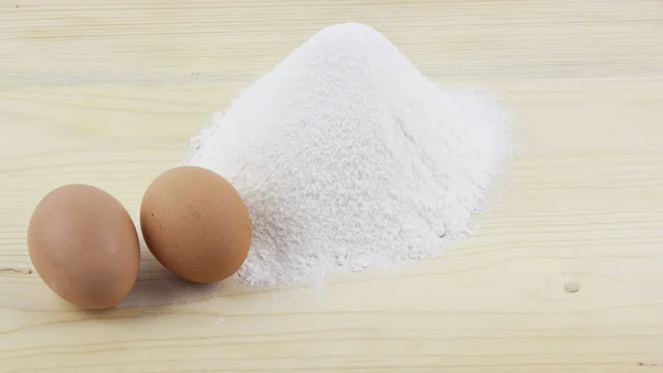 un ve yumurta bir ahşap tahta üzerinde