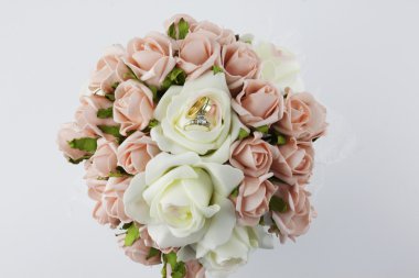 Gül ve yüzük masa aranjmanı