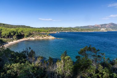 Elba Adası Kıyı Manzarası Koyu Mavi Deniz Manzarası - Manzaralı Deniz Manzarası, Engebeli Kayalıklar, Akdeniz Renkleri, Günbatımı Ortamı