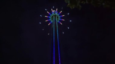 Viyana, Avusturya - 5 Ekim 2025 - Prater Turm atlıkarınca geceleyin Prater lunaparkında aydınlandı, Viyana.