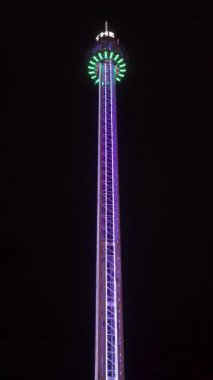 Viyana, Avusturya - 5 Ekim 2025 - Serbest sonbahar kulesi Wiener Freifallturm Prater lunaparkında geceleyin serbest düşüşte.