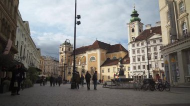 Viyana, Avusturya - 5 Ekim 2025 Orta Viyana 'da Freyung Caddesi boyunca yürüyen insanlar.