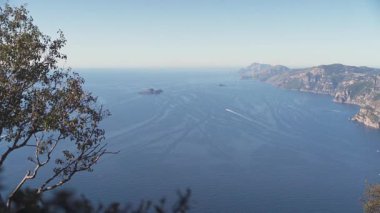 İtalya 'da Amalfi Sahili' nin Tanrıların Yolu (Sentiero degli Dei) yürüyüş yolu boyunca manzaralı bir görüntüsü var..