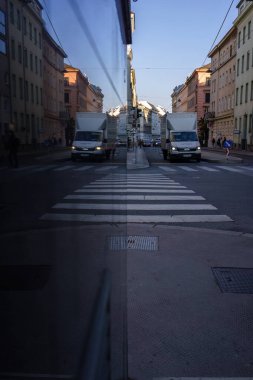 Viyana, Avusturya - 3 Ekim 2025 - Viyana 'da bir binanın cam duvarındaki kamyon ve binaların yansımaları.