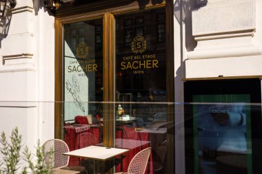 Viyana, Avusturya - 3 Ekim 2025 Güneşli bir günde Cafe Sacher 'ın Penceresi.