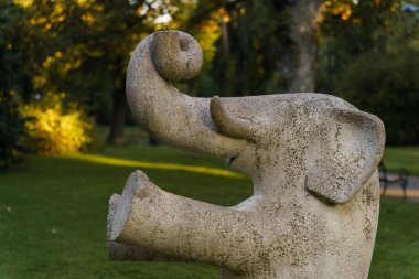 Viyana, Avusturya - 4 Ekim 2025 - Skulptur Elefant, İsviçre Bahçe Parkı 'nda taş fil heykeli, yakın çekim manzarası.