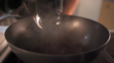 Tavaya kaynar su dök, kapat.