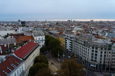 Viyana, Avusturya - 4 Ekim 2025 - Bulutlu bir günde binaları ve yolları gösteren şehir manzarası.
