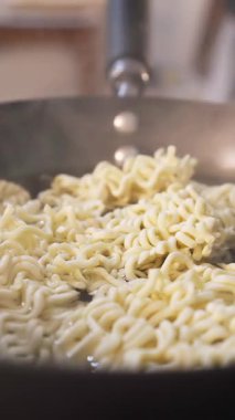 Tavuklu erişte pişirip servis etmek..