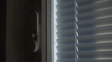 Bir el, pencereyi yakın çekim görüntüsünde kör eder.