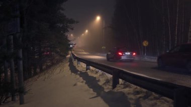 Jyvaskyla, Finlandiya - 19 Ocak 2026 - Otoyol rampasına giren arabalar kış mevsiminde (E75)