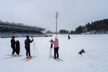Lahti, Finlandiya - 18 Ocak 2025 - Karla kaplı Lahti Stadyumu 'nda kayakçılar