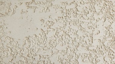 Detaylı nötr alçı yüzeyi doğal kusurlar ve katmanlı doku ile, topraksı, el yapımı ve modern estetik.