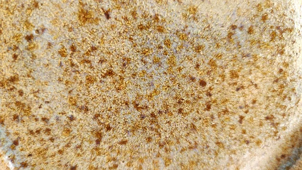 Saf beyaz perdeleri ve doğal gün ışığı olan minimalist oturma odası.