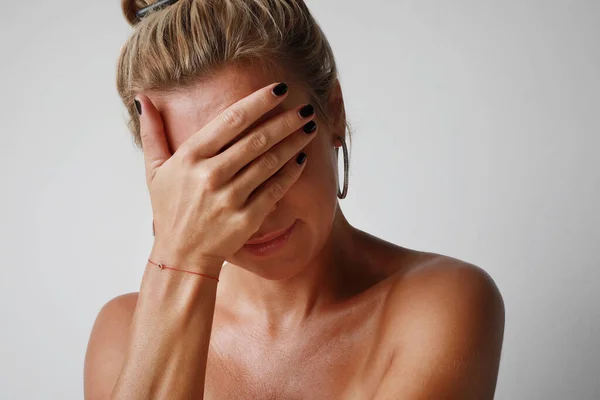 Mujer con dolor de cabeza tocando la cabeza, aislado en la pared de fondo blanco. — Foto de Stock