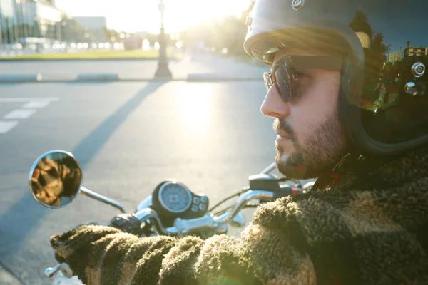 Nahaufnahme eines bärtigen Bikers auf einem Motorrad im Freien, der die Straßen der Stadt erkundet. — Stockfoto