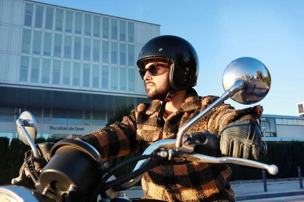 Kopfschuss eines jungen, bärtigen Radfahrers auf einem Motorrad in der Stadt. — Stockfoto