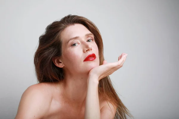 Bonito rosto de mulher jovem com pele limpa e saudável. Isolado sobre fundo branco. — Fotografia de Stock