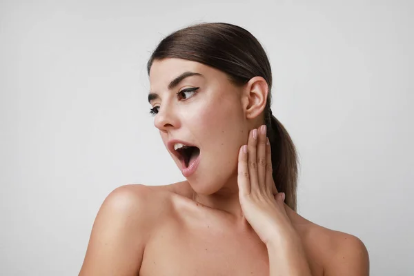 Sorprendida mujer morena feliz y mirando a un lado sobre fondo blanco. Aislado sobre fondo blanco. —  Fotos de Stock