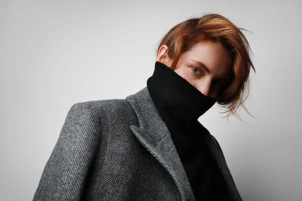 彼女の顔にセーター首付きの冬のコートを着て女性. — ストック写真