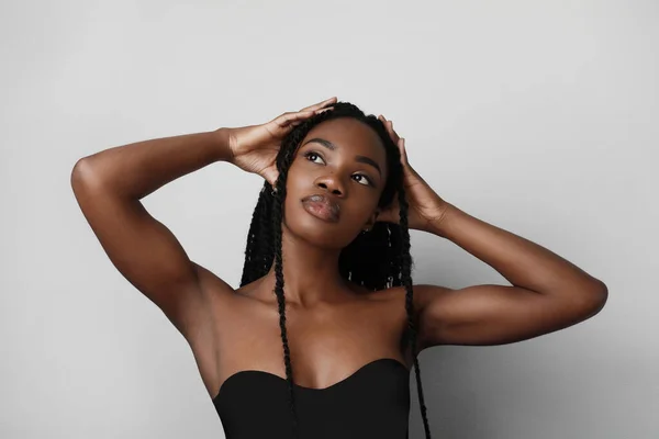 Skönhet svart hud kvinna. Ung afrikansk amerikansk modell med långt hår. Isolerad. — Stockfoto