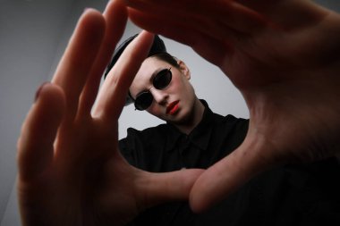 Moda kıyafetleri giymiş genç bir kadının portresi. Beyaz arkaplanda izole.