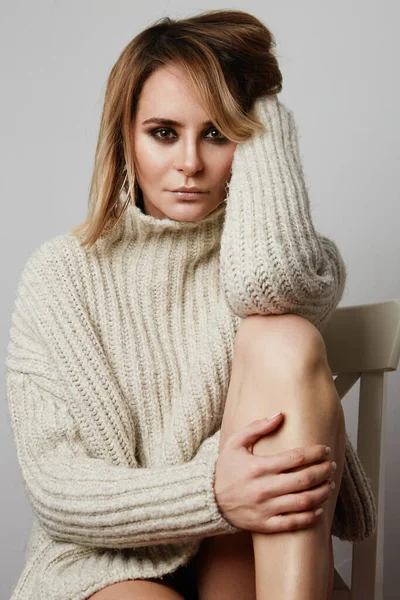 Nahaufnahme Porträt einer jungen Frau im warmen Pullover. Winterkonzept. — Stockfoto