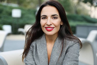 Kadın, profesyonel iş kadınının açık havada gülümseyen fotoğrafı.. 