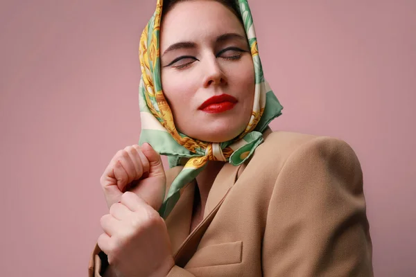 Portrait de jeune femme élégante et de mode, portant un foulard. — Photo