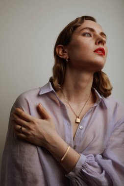 Kırmızı dudaklı genç bir kadının dikey portresi. İzole edilmiş.