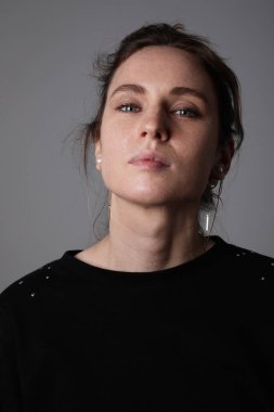 Kameraya bakan genç ve çekici bir kadının dikey portresi. İzole edilmiş.