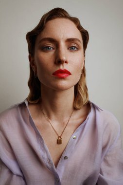 Kameraya bakan büyüleyici kadının dikey stüdyo portresi. İzole edilmiş.