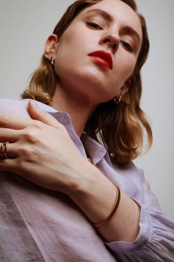 Kameraya bakan genç ve güzel bir kadının dikey portresi. İzole edilmiş.