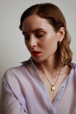 Kameranın diğer tarafına bakan çekici genç bir kadının dikey portresi. İzole edilmiş.