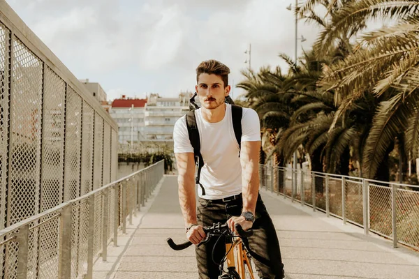Foto al aire libre de hipster en bicicleta en la ciudad. Concepto de estilo de vida. — Foto de Stock